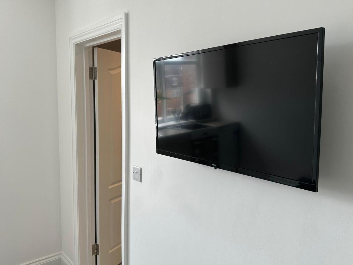 הנדון Sunny Modern, Private Apartment,15 Mins To Central London מראה חיצוני תמונה